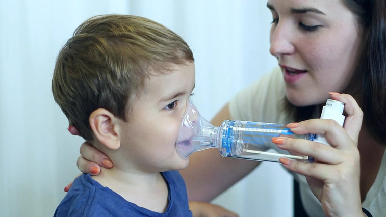 Inhalation d’un aérosol-doseur avec chambre d’inhalation et masque facial